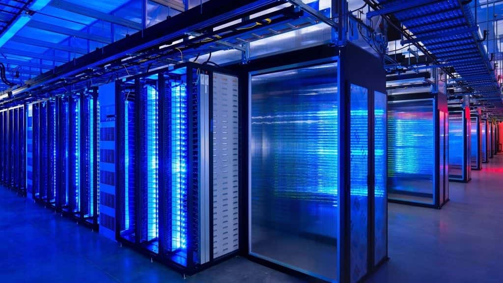 Baies informatiques alignées dans une salle serveurs